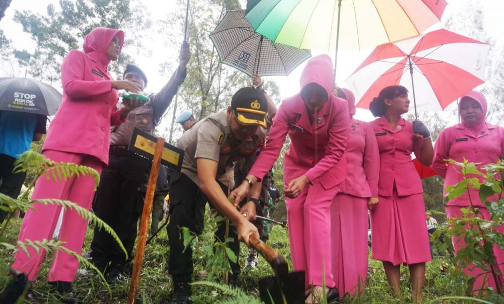 Kapolres Magetan AKBP Festo Ari Permana bersama istrinya, Dina Festo saat menanam pohon di lereng Gunung Lawu