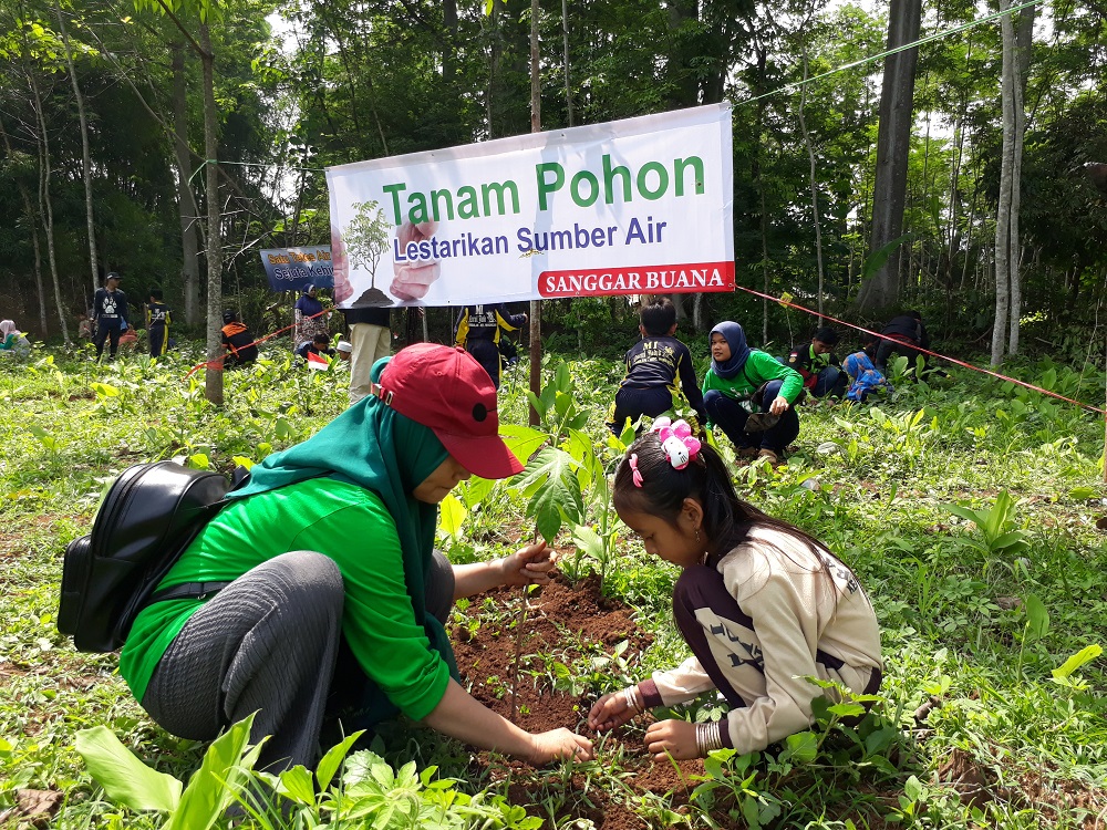 Masyarakat menanam pohon di Umbulan untuk menjaga lingkungan.