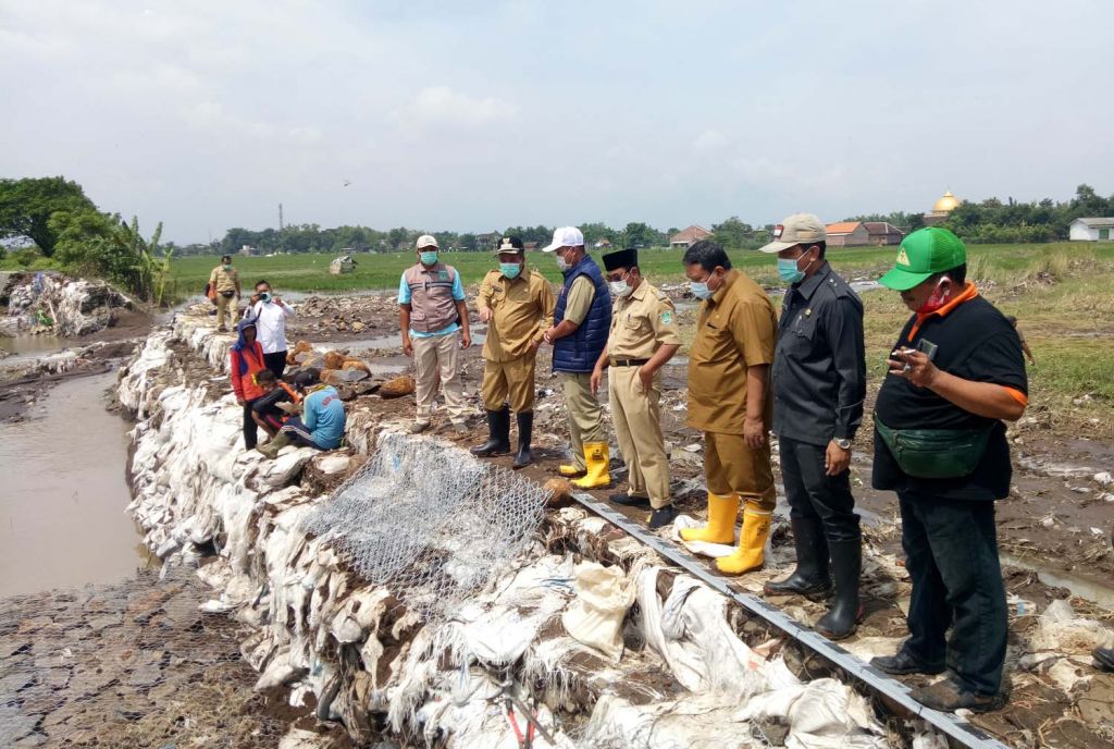 Wakil Bupati Pasuruan, Mujib Imron sidak proyek pembangunan tanggul Sungai Kedunglarangan yang longsor diterjang banjir susulan