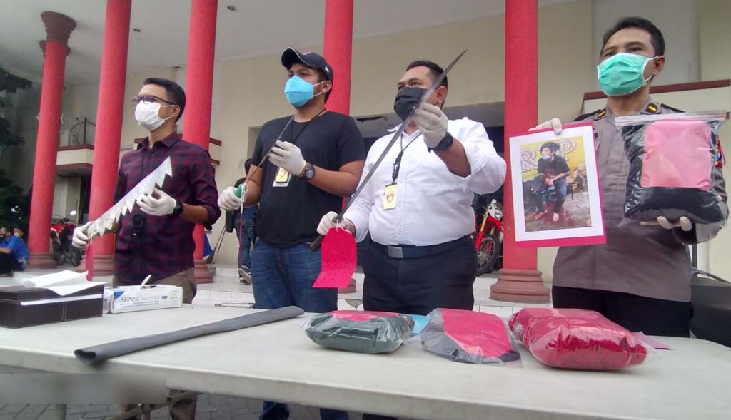 Satreskrim Polrestabes Surabaya membeber barang bukti kejahatan salah satu gengster