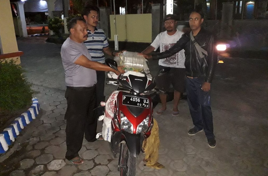 Petugas menunjukkan barang bukti
