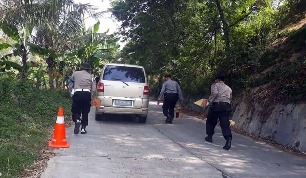 Anggota Polsek Senori siaga membawa balok kayu untuk membantu kendaraan yang tidak kuat menanjak