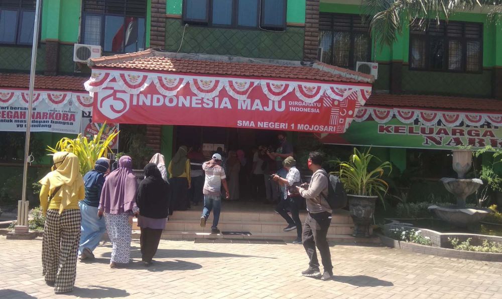 Para orangtua siswa saat mendatangi SMAN 1 Mojosari, Mojokerto