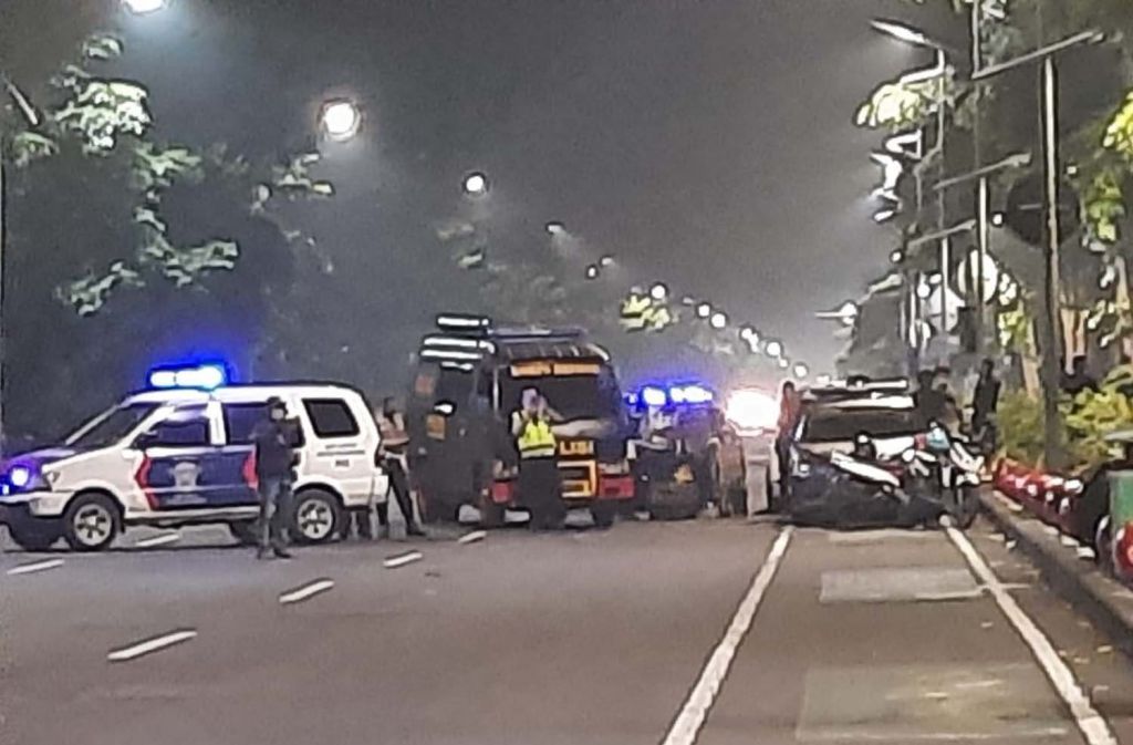 Evakuasi tas mencurigakan yang ditemukan di Jalan Ahmad Yani depan Royal Plaza Surabaya (Foto: Ni'am Kurniawan/jatimnow.com)