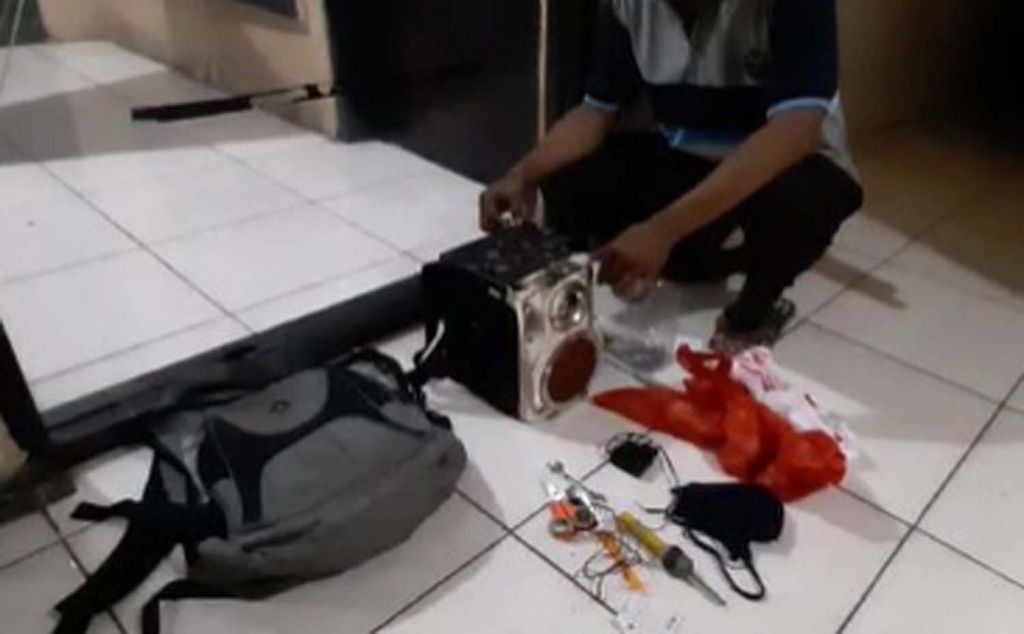 Isi tas mencurigakan yang ditemukan di tepi Jalan Ahmad Yani depan Royal Plaza Surabaya