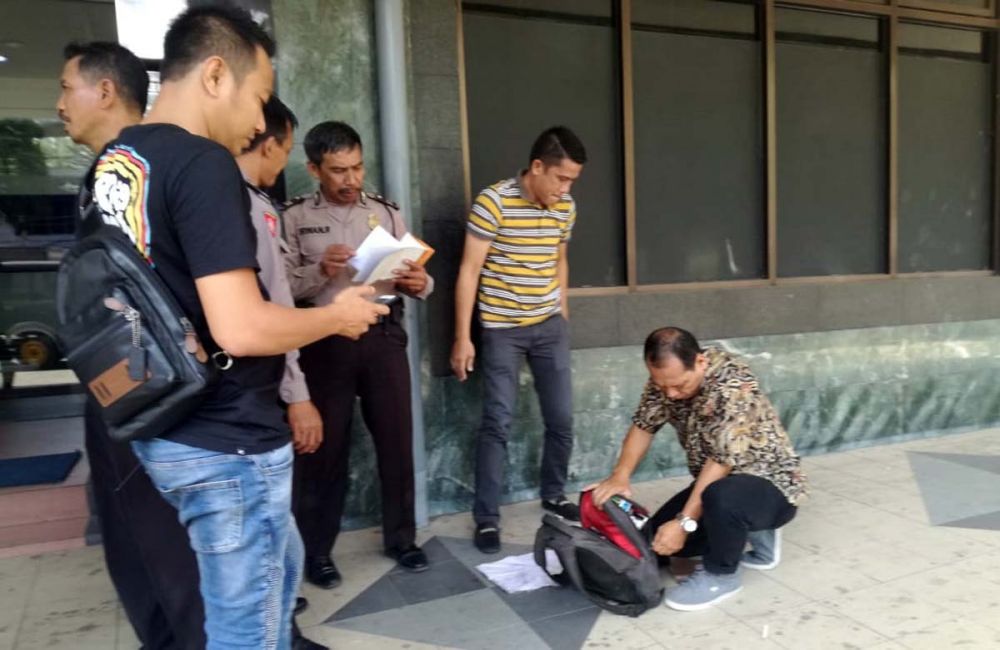Sejumlah anggota polisi memeriksa tas yang ditinggal kabur pria misterius di depan Bank Mandiri, Jalan Kembang Jepun, Surabaya 