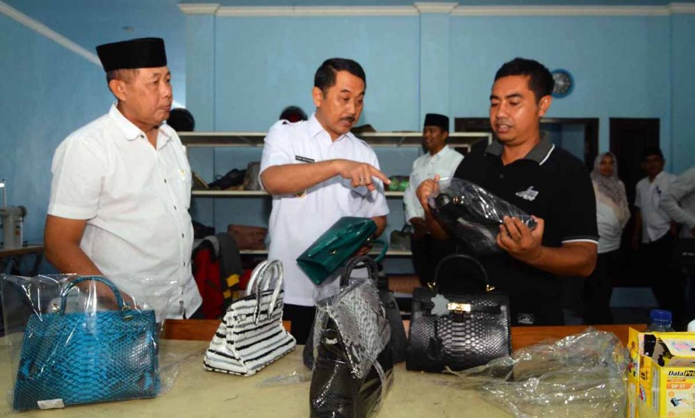 Tas berbahan kulit ular produksi Banyuwangi tembus Pasar Asia dan Eropa