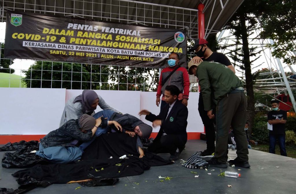 Aksi teatrikal untuk sosialisasi prokes Covid-19 dan bahaya narkoba di Kota Batu