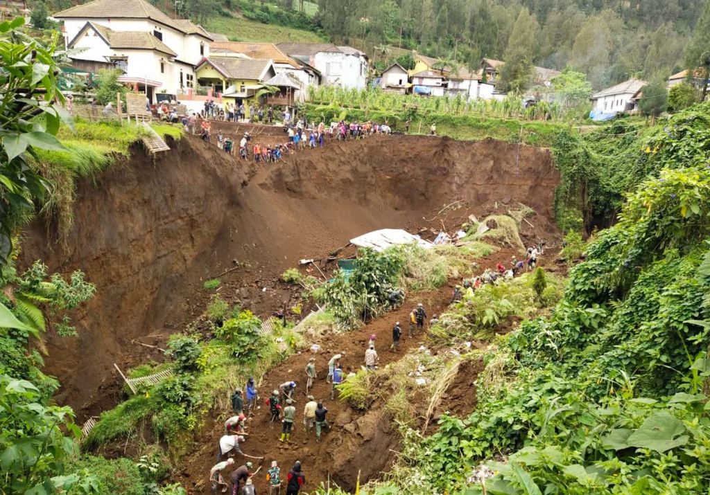 Proses pengeprasan tebing untuk mencegah longsor susulan