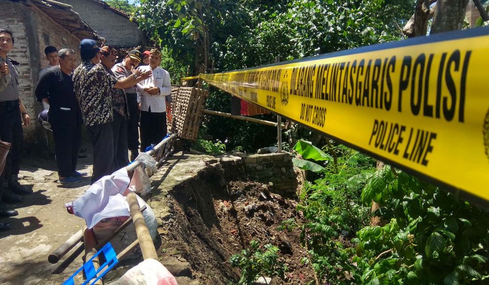 Tebing Sungai Kali Lahar, Kota Blitar longsor