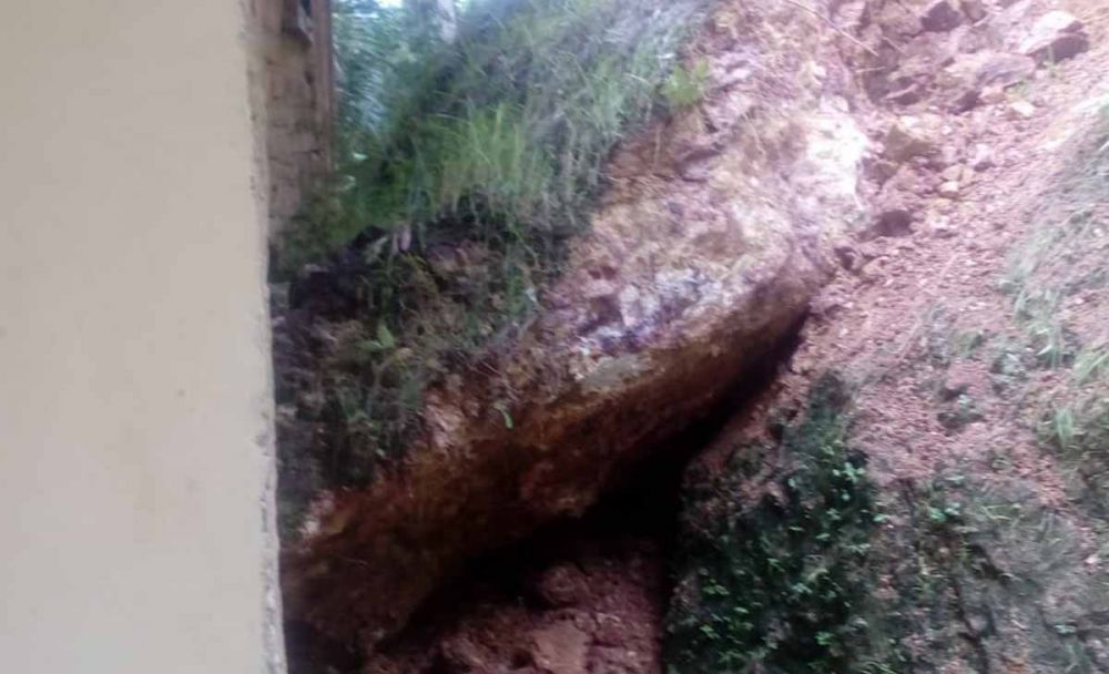 Tebing longsor timpa rumah warga di Ponorogo