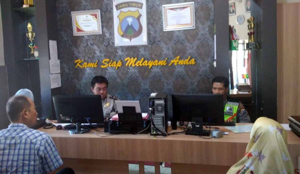 Korban saat melapor ke SPKT Polsek Tegalsari Surabaya