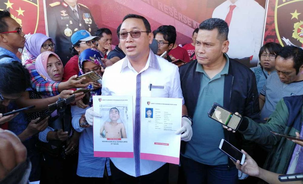 Dirreskrimum Polda Jatim Kombes Pol Gupuh Setiyono dan Kasubdit Jatanras AKBP Leonard Sinambela membeberkan barang bukti milik komplotan pencuri mobil