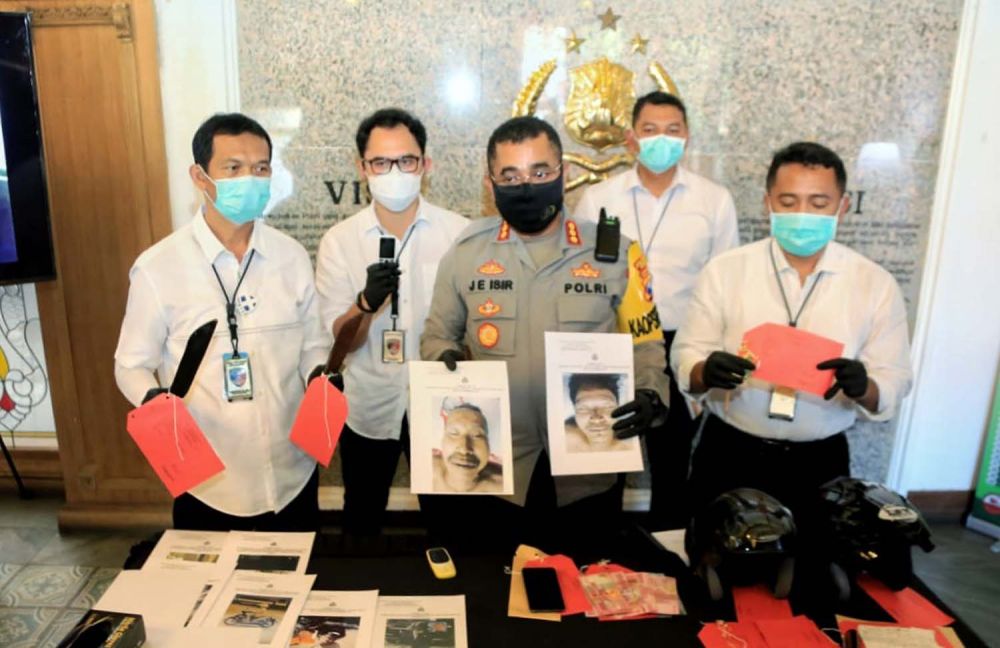 Kapolrestabes Surabaya Kombes Pol Johnny Eddizon Isir menunjukkan foto dua rampok yang ditembak mati Tim Jatanras