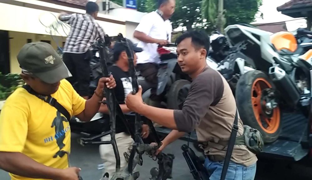 Tim Resmob Suropati Polres Pasuruan Kota mengamankan sejumlah motor dan rangka motor hasil curian dalam penggerebekan kampung begal