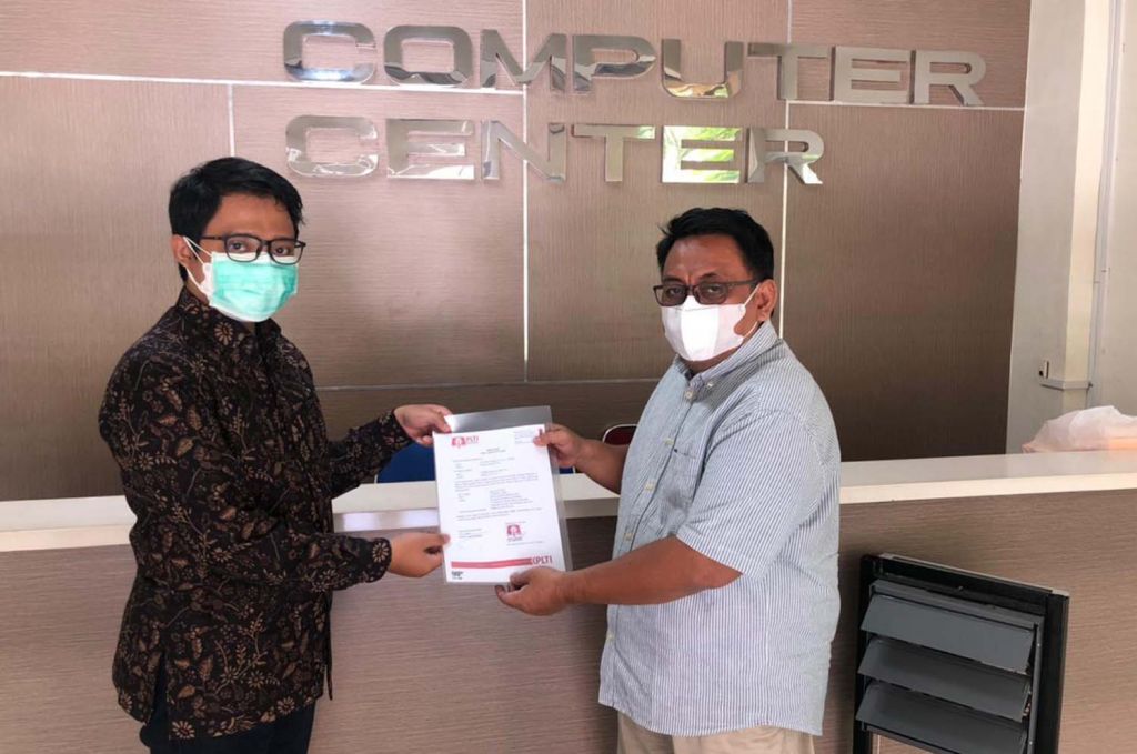 Penanggungjawab Laboratorium Computer Center Untag Surabaya, Supangat dan Manager IT PLTI, Abdillah Wicaksana Basri