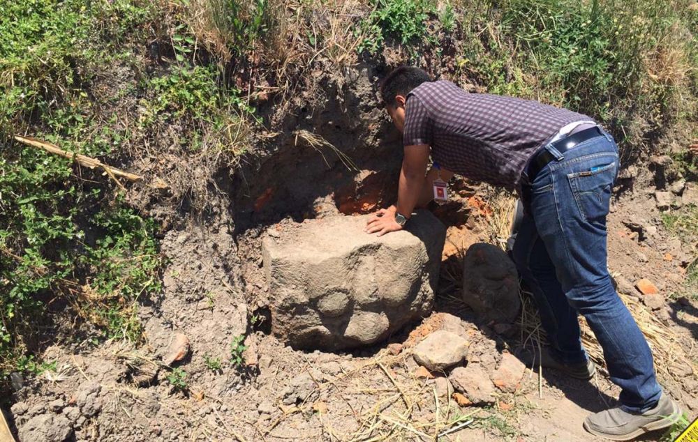 Tim Arkeolog BPCB Trowulan melakukan pengecekan di lokasi penemuan Kepala Kala di Kota Blitar