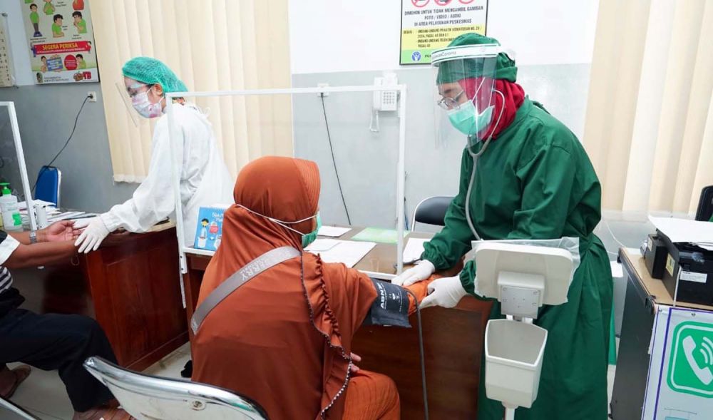 Para tenaga kesehatan di Banyuwangi saat melayani pasien Covid-19