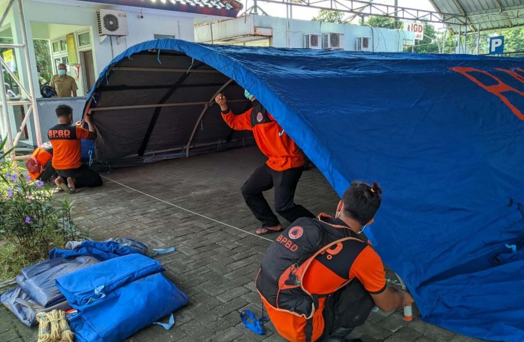 Tim BPBD saat mendirikan tenda untuk menampung pasien Covid-19 di RSUD dr Harjono, Ponorogo