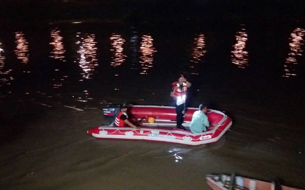 Petugas menyisir Sungai Kali Jagir untuk mencari korban tenggelam