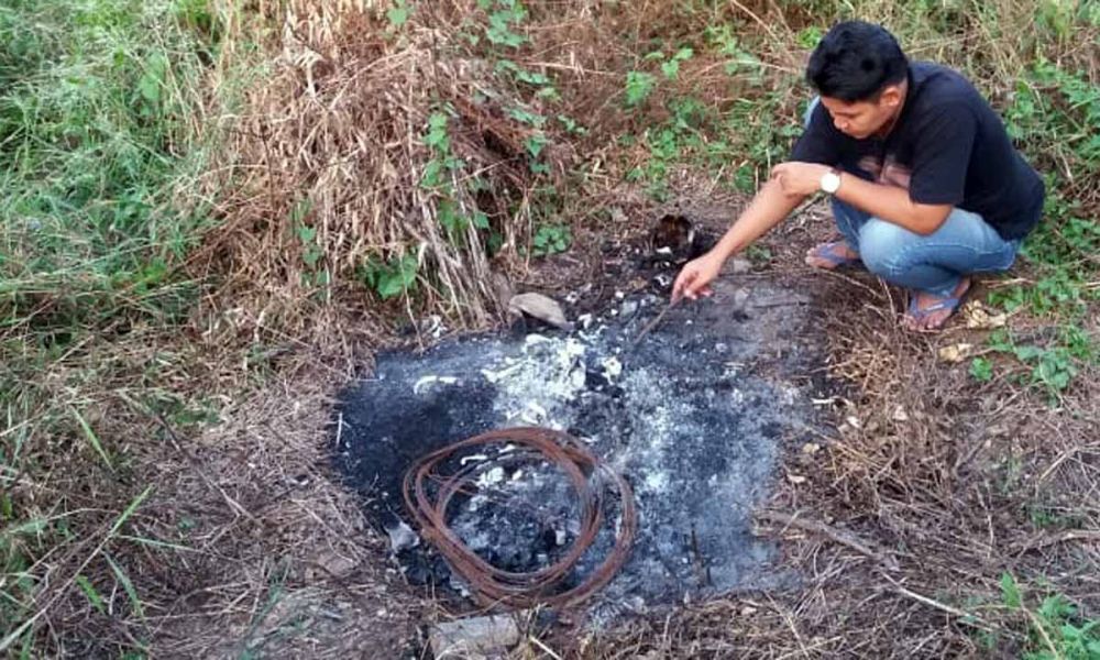 Kawat bekas ban yang ditemukan di lokasi penemuan tengkorak manusia di Mojokerto