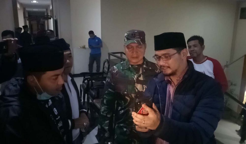 Plt Wali Kota Pasuruan Raharto Teno Prasetyo (kanan berkopyah) usai memimpin rapat forkompinda terkait Virus Corona