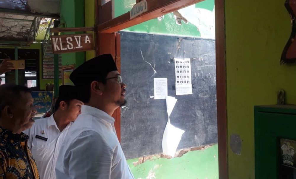 Plt Wali Kota Pasuruan Raharto Teno Prasetyo saat meninjau ambruknya atap SDN Gentong