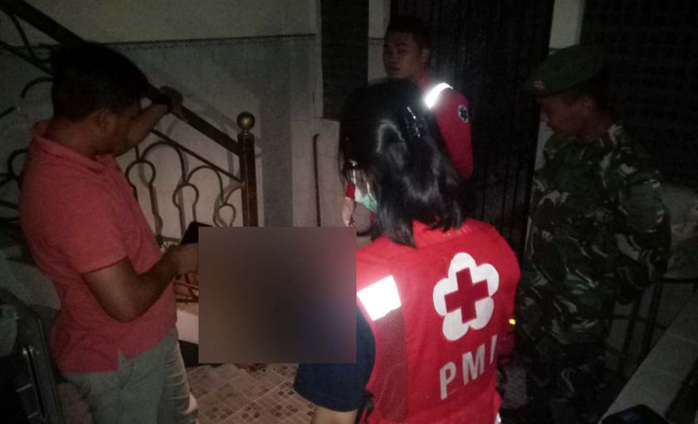 Petugas mengevakuasi jasad pengedar narkoba yang tewas akibat loncat dari lantai 5 showroom mobil di Surabaya