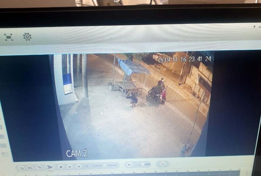 Tangkapan layar beberapa orang yang diduga melihat dan merekam pria onani di bilik ATM di Banyuwangi