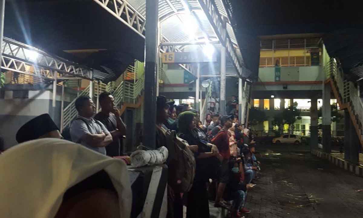 Foto kondisi Terminal Bungurasih yang diunggah akun Nasrul Ilham @nasrulloveislam, pada Sabtu (22/12/2018) malam