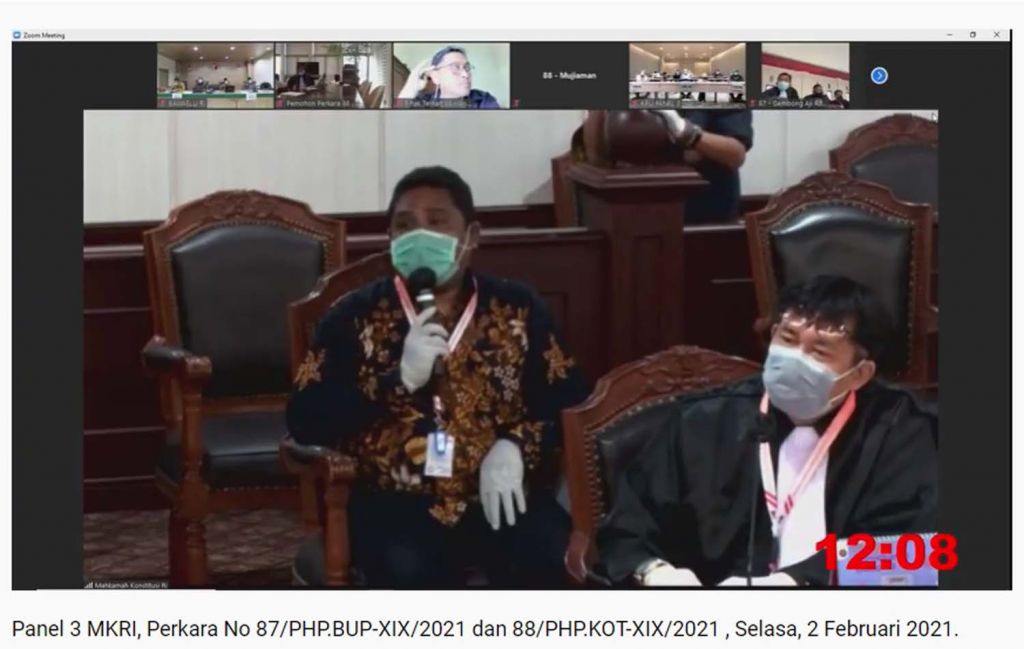 Termohon dari KPU Surabaya saat menjawab pertanyaan Majelis Hakim dalam persidangan Mahkamah Konstitusi (MK)
