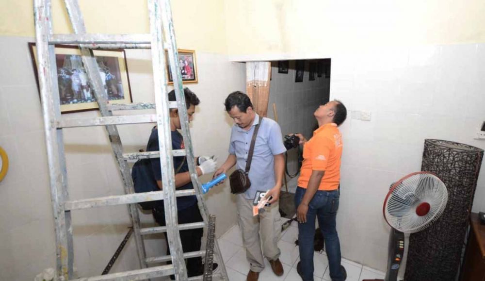 Tim Inafis Polrestabes Surabaya melakukan identifikasi di rumah yang mendapat teror bom molotov