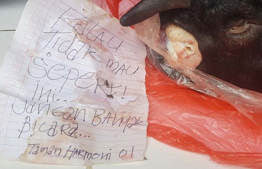 Kertas ancaman dan potongan kepala kambing yang dikirim ke rumah Ketua KIPP Jatim