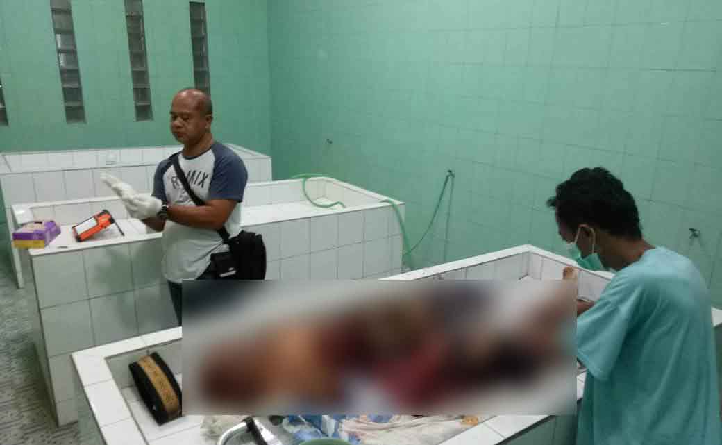 Petugas melakukan identifikasi terhadap jasad pria tanpa identitas