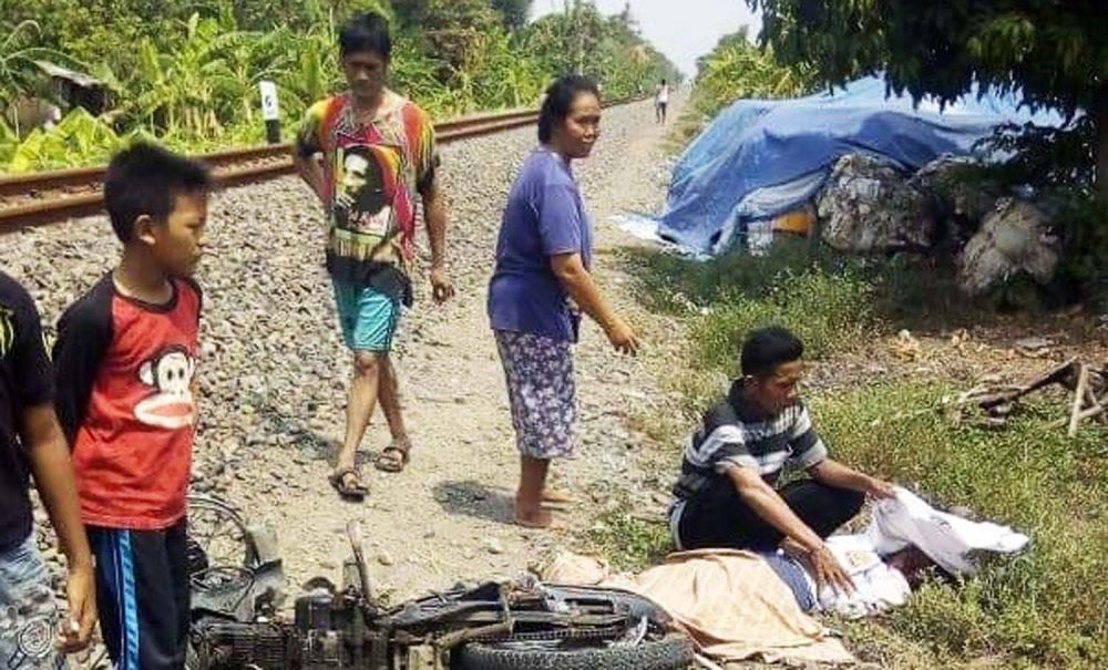 Warga menolong satu dari dua pelajar yang kritis akibat tersambar kereta api di Sidoarjo