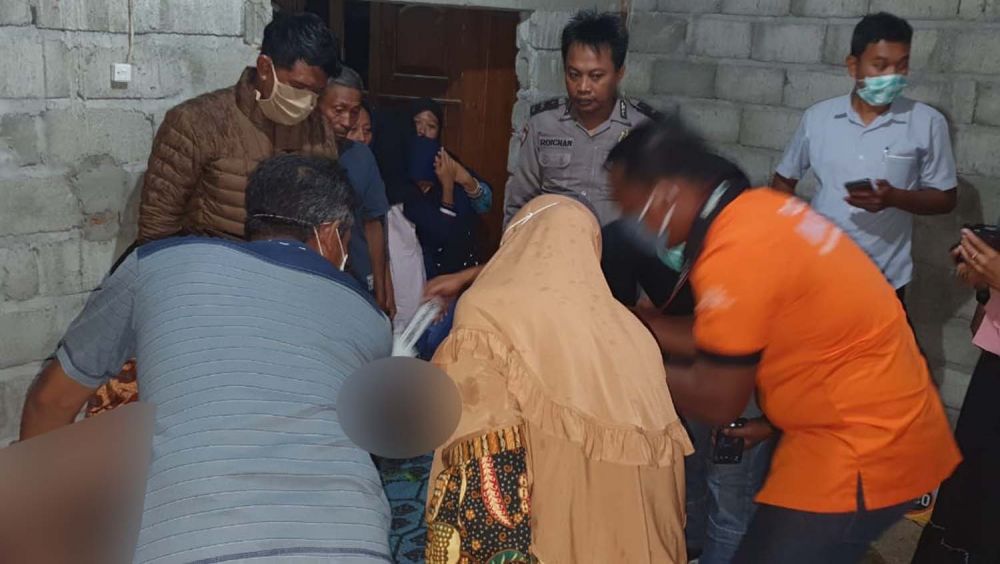 Polisi melakukan identifikasi terhadap jenazah pria pencari jerami yang tewas tersambar petir di Jombang