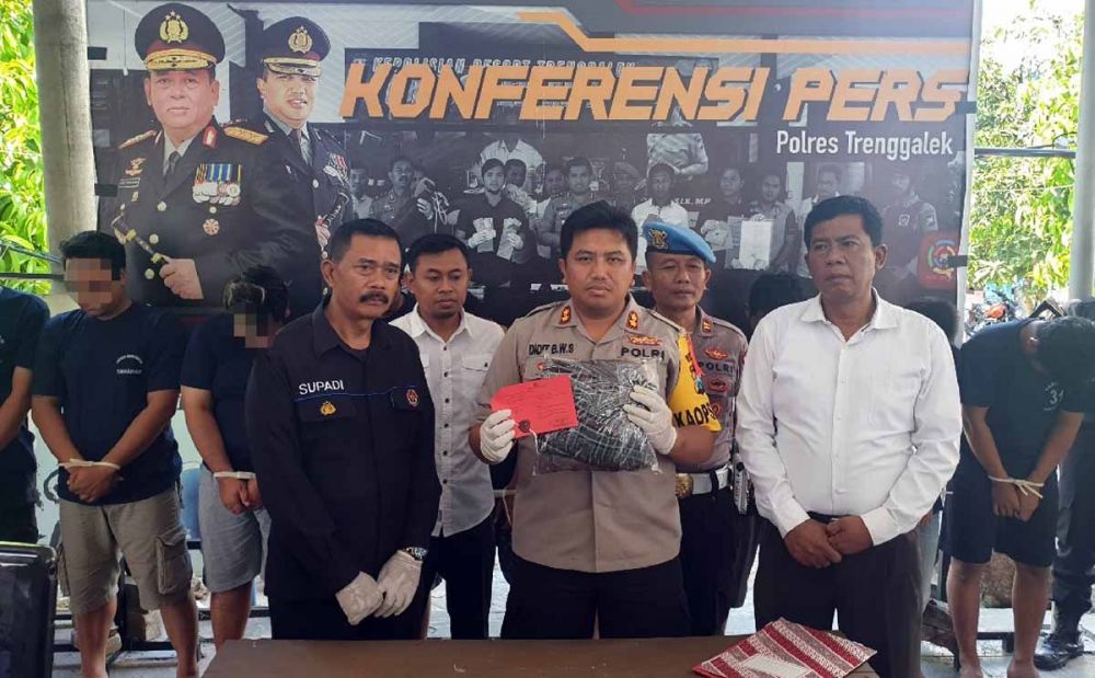 Kapolres Trenggalek, AKBP Didit Bambang Wibowo menunjukkan para tersangka dan barang bukti pengeroyokan
