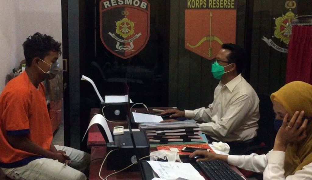 Tersangka persetubuhan diamankan di Mapolsek Cluring, Banyuwangi