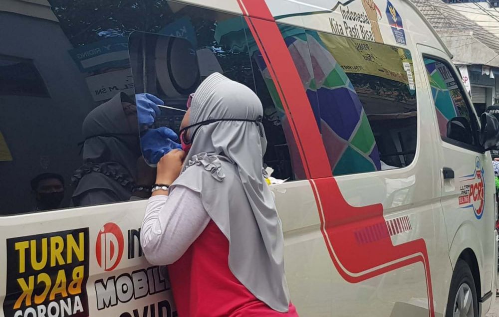 Salah satu warga Kedung Baruk, Rungkut, Surabaya saat dites swab oleh petugas