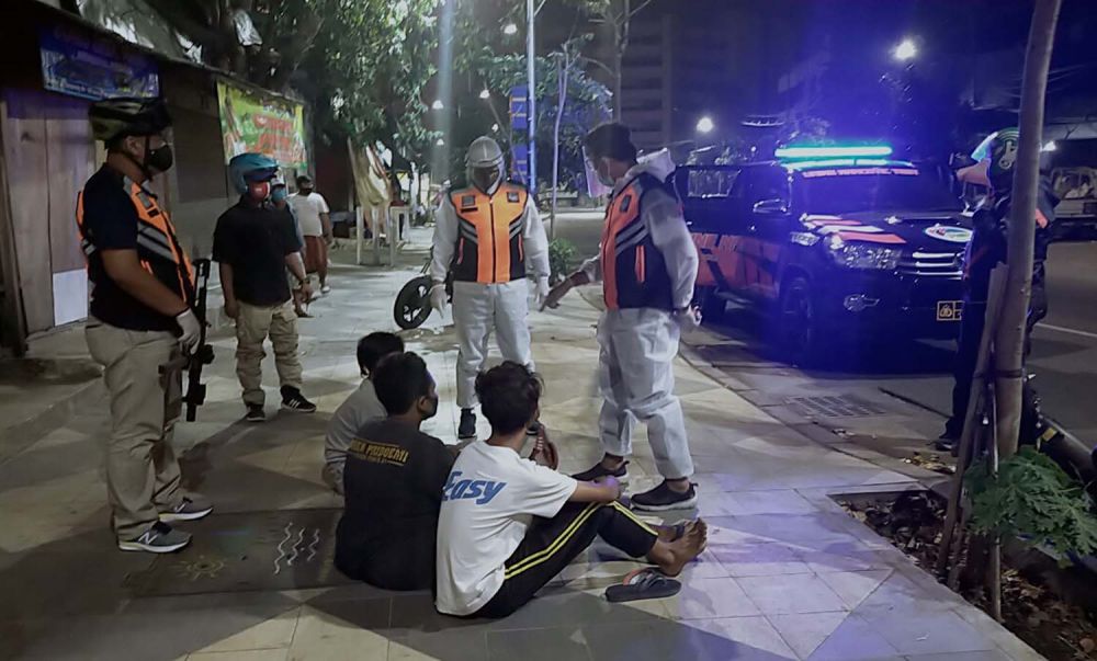 Kasat Resnarkoba Polrestabes Surabaya AKBP Memo Ardian (kiri) memimpin anggotanya melakukan tes urine on the spot