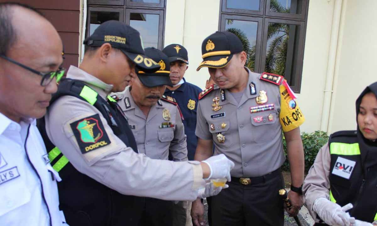 Kapolres Probolinggo AKBP Eddwi Kurniyanto saat mengikuti tes urine
