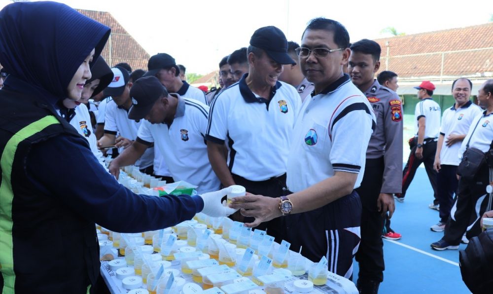 Sejumlah perwira saat menyerahkan sampel urine mereka untuk dites 