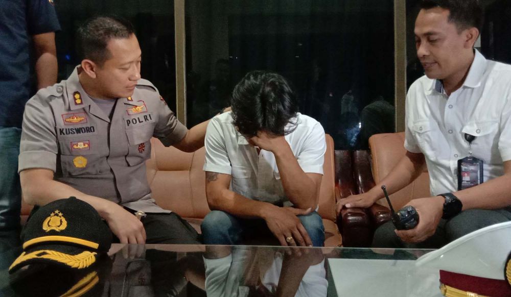 Kapolres Gresik AKBP Kusworo Wibowo menginterogasi seorang sopir bus yang tes urine-nya positif