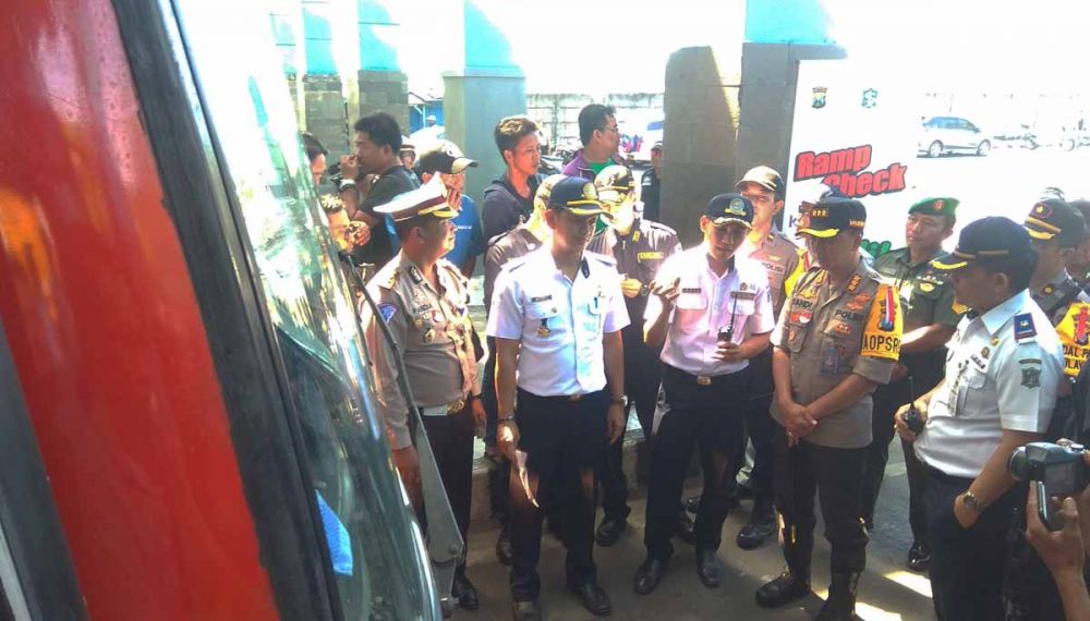 Kapolrestabes Surabaya, Kombes Pol Sandi Nugroho bersama jajaran Dishub Kota Surabaya melakukan sidak di Terminal Osowilangun