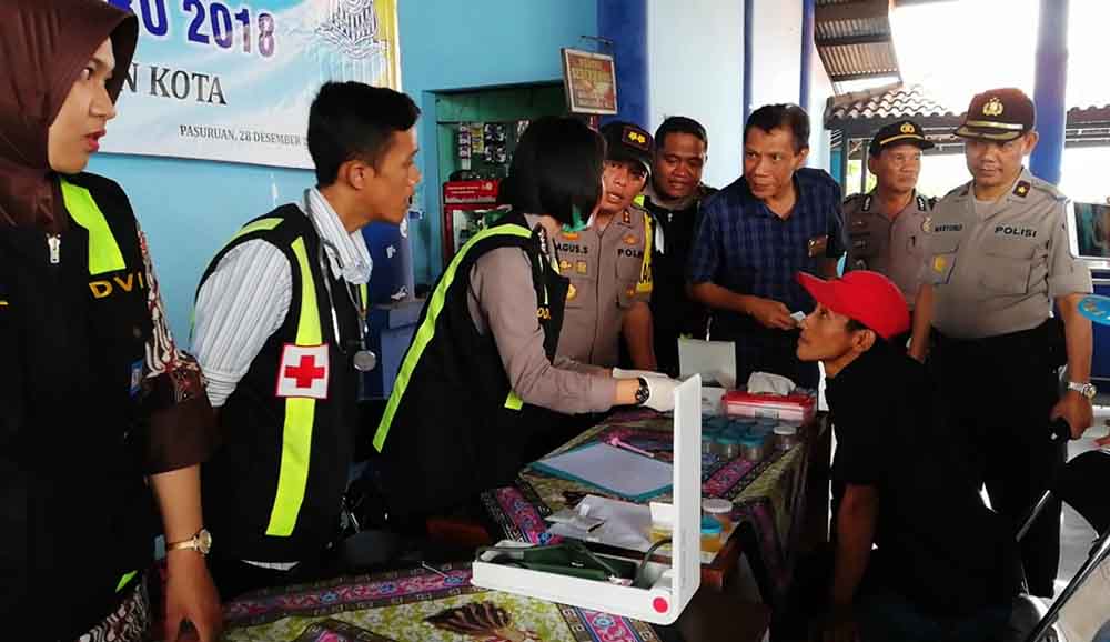 Petugas BNNK melakukan tes urine sejumlah anggota DPRD Kabupaten Trenggalek