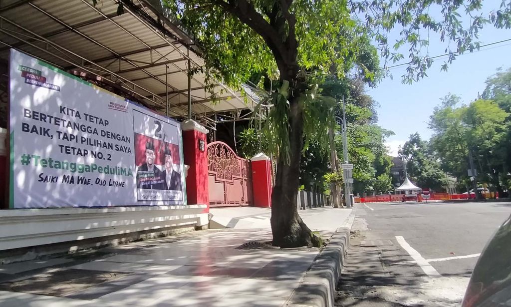 Banner Machfud Arifin-Mujiaman yang terpasang di rumah Imam Sunardi, tepat di samping rumah dinas Wali Kota Risma