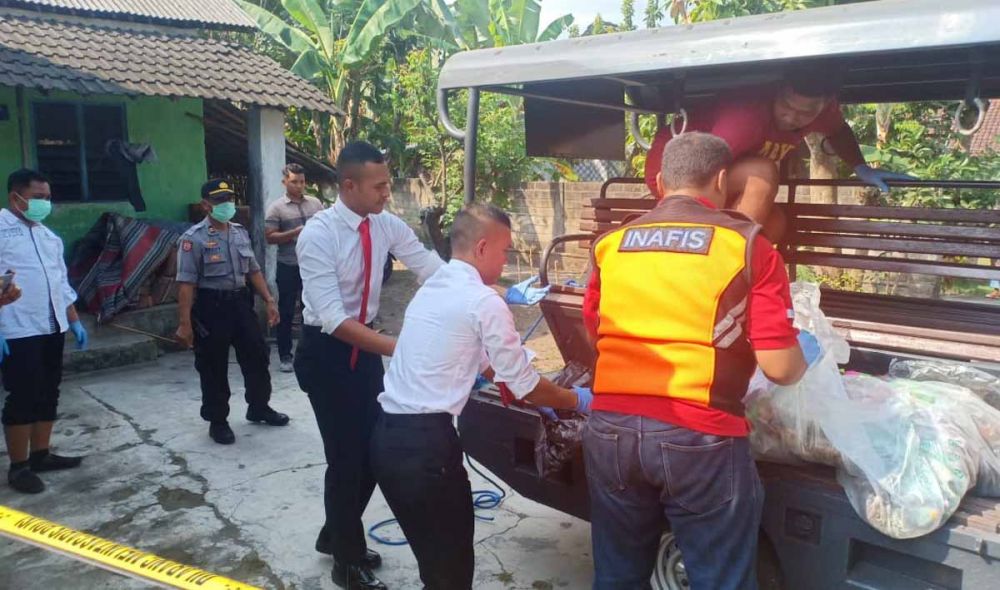 Petugas mengevakuasi jasad korban