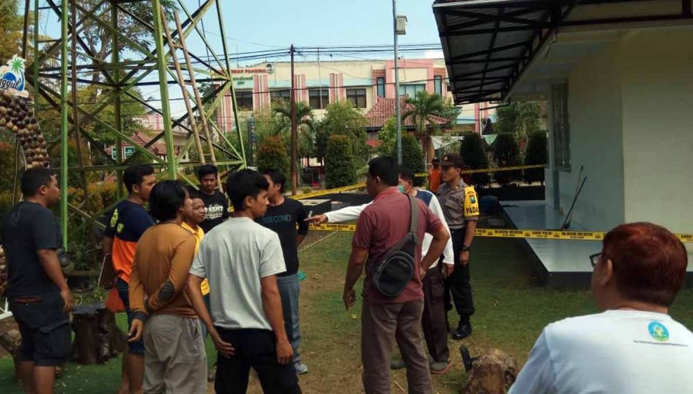 Polisi melakukan olah TKP di tempat korban ditemukan tergeletak