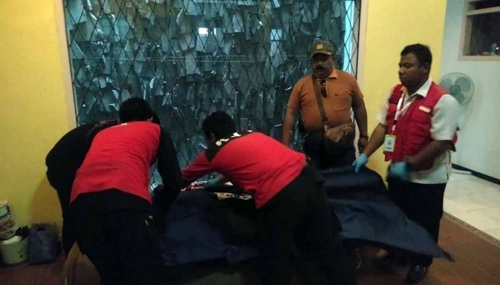 Petugas mengevakuasi jasad korban