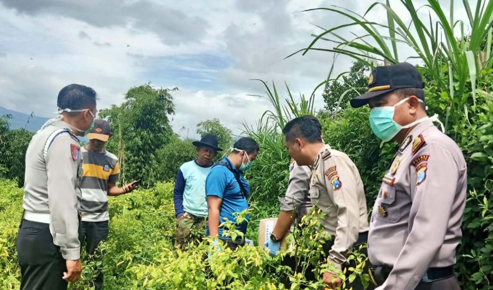 Polisi saat mengecek TKP